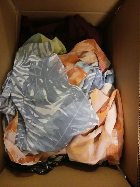 BOX OF APPROXIMATELY 10 ASSORTED CLOTHING AND FASHION ITEMS IN VARIOUS STYLES, SIZES, AND COLOURS 