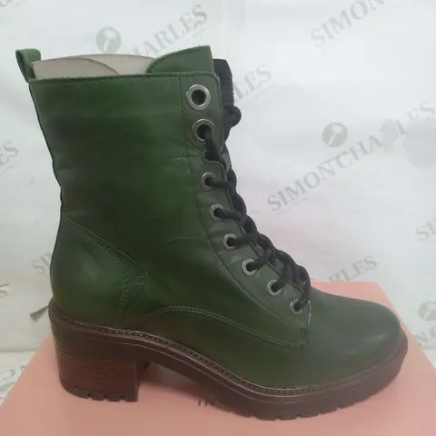 BOXED PAIR OF MODA IN PELLE BELLZIE LACE UP BOOTS IN GREEN SIZE 4