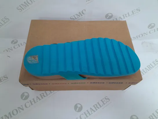 BOXED PAIR OF ADESSO JENNI FLIP FLOPS IN TURQUOISE SIZE 6