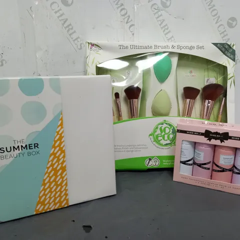 APPROXIMATELY 10 FRAGRANCE AND COSMETIC BOXSETS TO INCLUDE SO ECO BRUSH & SPONGE SET, THE SUMMER BEAUTY SET, MISS SO...? BODY FRAGRANCE SET, ETC