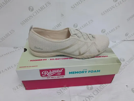 RELAXED FIT SKETCHERS MEMORY FOAM BIEGE SIZE 7 