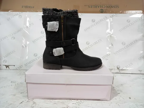 BOXED PAIR OF JUST FAB ANKLE BOOTS IN BLACK SIZE 9