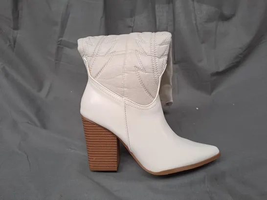 BOXED PAIR OF EGO SIN CITY BLOCK HEEL KNEE-HIGH COWBOY BOOTS IN CREAM UK SIZE 6