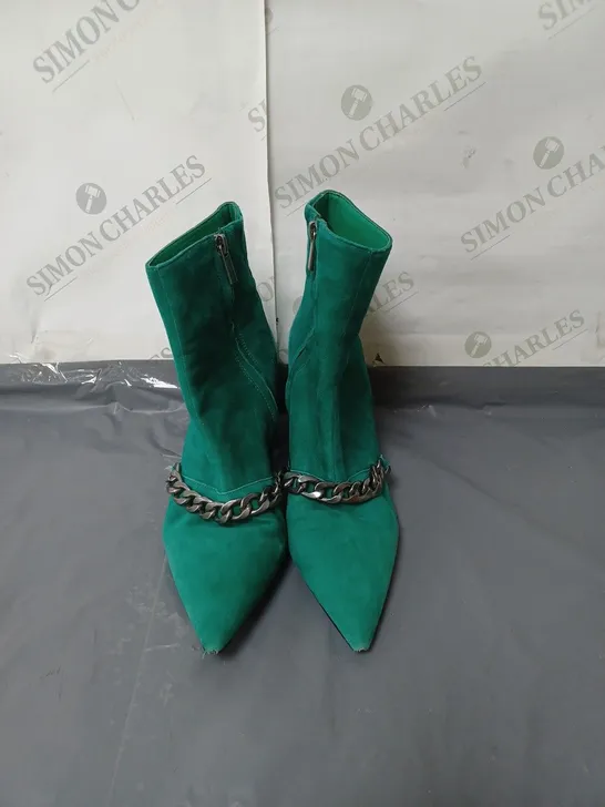 BEN DE LISI CHAIN LINK SUEDE ANKLE BOOT SIZE 6 IN GREEN 