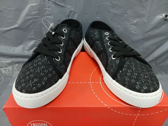 BOXED URBAN JACKS LADIES PALM SPRINGS TRAINERS IN BLACK - SIZE 5