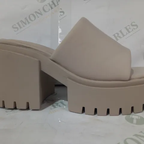 PAIR OF PUBLIC DESIRE OPEN TOE PLATFORM BLOCK HEEL SANDALS IN BEIGE SIZE 6