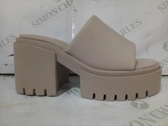 PAIR OF PUBLIC DESIRE OPEN TOE PLATFORM BLOCK HEEL SANDALS IN BEIGE SIZE 6