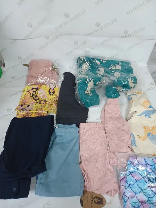 LOT OF ASSORTED KIDS CLOTHING ITEMS TO INCLUDE PYJAMAS, T-SHIRTS AND TROUSERS 