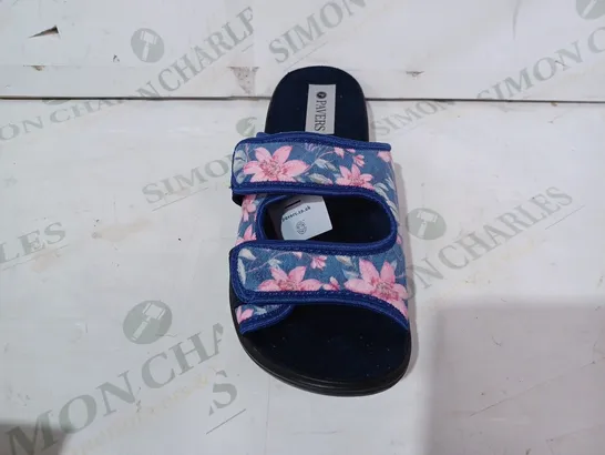 BOXED PAIR OF PAVERS OPEN TOE FABRIC SANDALS IN NAVY W. FLORAL DESIGN EU 39