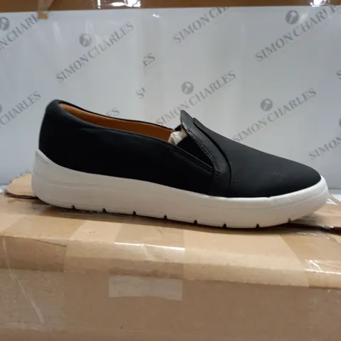 BOXED PAIR OF ROCKPORT NAVYA SLIP-ON SHOES UK 5