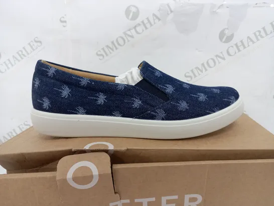 BOXED PAIR OF HOTTER TARA DENIM PALMS SLIP ON SHOES - UK 4.5