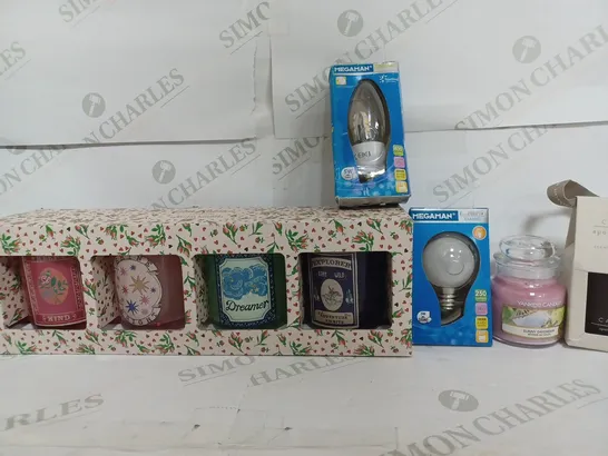 BOX OF APPROXIMATELY 20 ASSORTED ITEMS TO INCLUDE - CATH KIDSTON CANDLES - LIGHT BULB - YANKEE CANDLE SUNNY DAYDREAM ETC