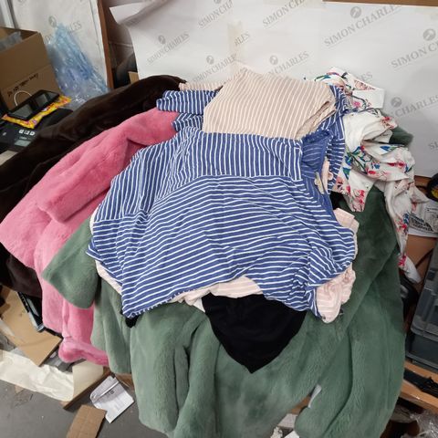 LOT OF APPROX 30 ASSORTED WOMENS CLOTHES TO INCLUDE FLUFFY COATS, SHIRTS, TROUSERS ETC