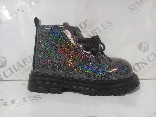 BOXED PAIR OF DESIGNER KIDS BOOTS IN METALLIC SILVER W. PRISMATIC EFFECT EU SIZE 28