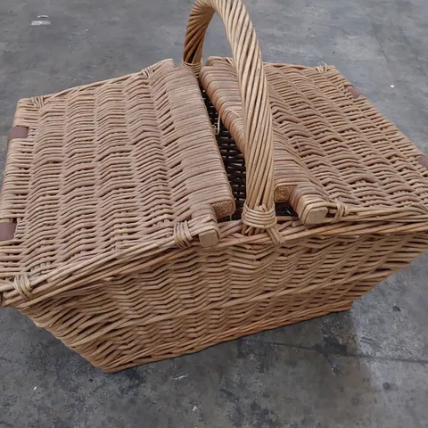 WICKER PICNIC BASKET 