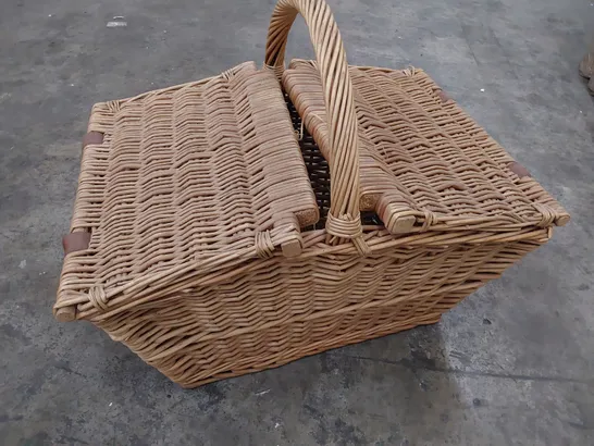 WICKER PICNIC BASKET 