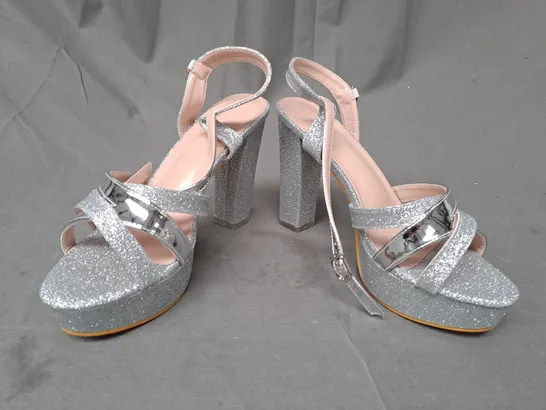 BOXED PAIR OF DESIGNER OPEN TOE HIGH BLOCK HEEL SANDALS IN METALLIC SILVER W. GLITTER EFFECT EU SIZE 39