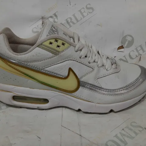 BOXED PAIR OF NIKE AIR TRAINERS IN WHITE/GOLD EFFECT UK SIZE 5