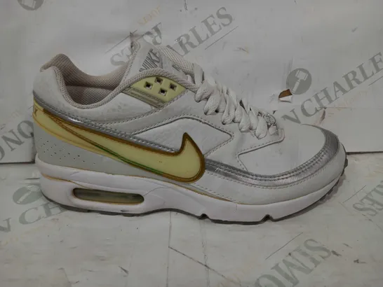 BOXED PAIR OF NIKE AIR TRAINERS IN WHITE/GOLD EFFECT UK SIZE 5