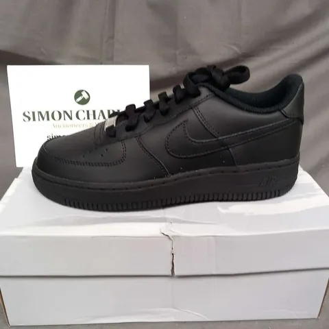 BOXED NIKE AIR FORCE 1 LE BLACK SIZE 5