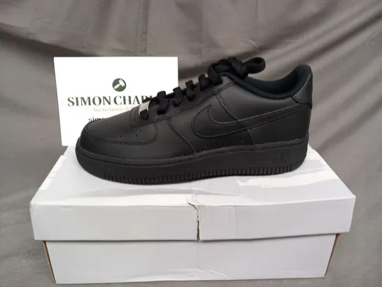 BOXED NIKE AIR FORCE 1 LE BLACK SIZE 5