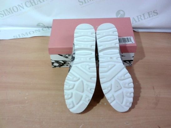 BOXED PAIR OF MODA IN PELLE - SIZE 40