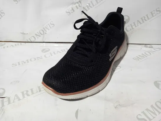 BOXED PAIR OF SKECHERS FLEX APPEAL 4.0 TRAINERS IN BLACK/ROSE GOLD UK SIZE 5