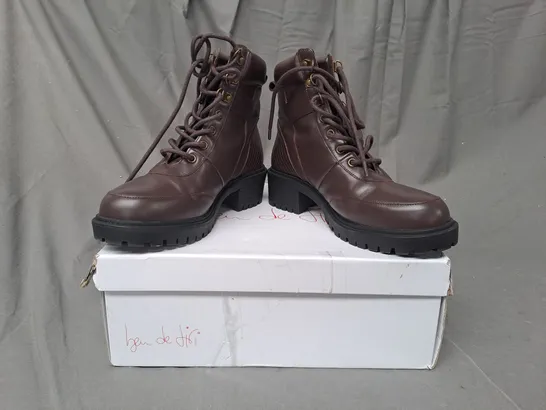 BOXED PAIR OF BEN DE LISI HIKER LEATHER BOOTS IN BROWN SIZE 7