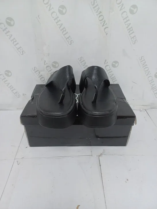 KOI FOOTWEAR CHUNKY BLACK SLIDERS SIZE 5