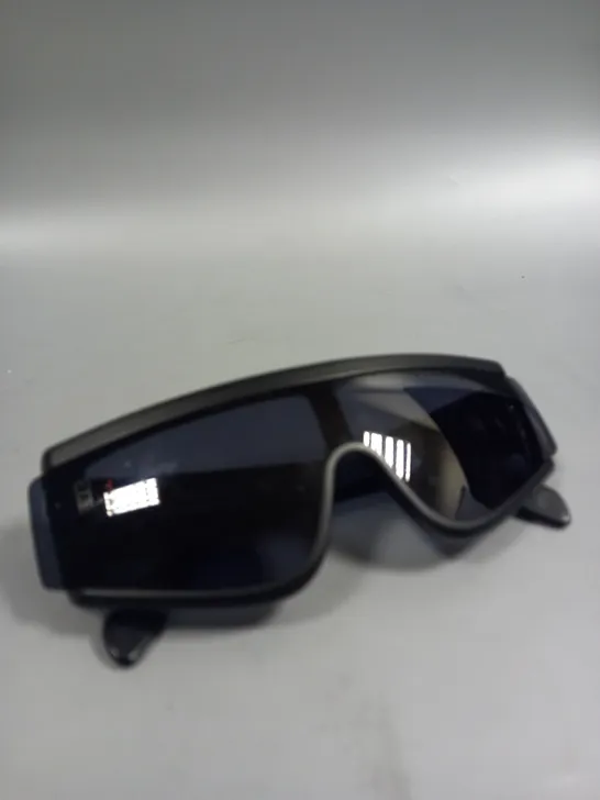 SUNGLASSES RETROSUPERFUTURE MEGA BLACK UAN