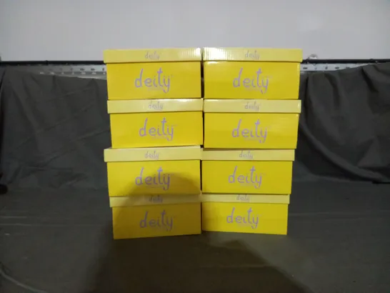 APPROXIMATELY 8 BOXED PAIR OF DEITY JUNIOR KIDS SHOES IN VARIOUS SIZES TO INCLUDE SIZE 33EU