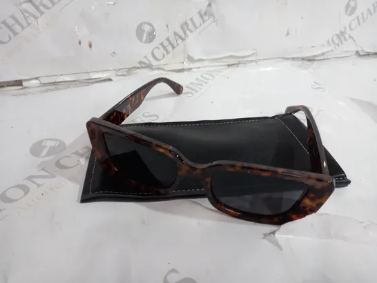 BOXED SQUARE SUNGLASSES IN TORTOISE SHELL