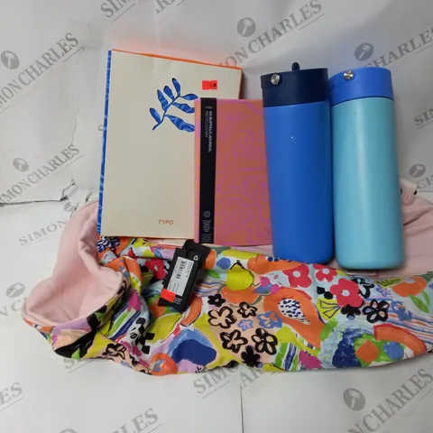 APPROXIMATELY 17 ASSORTED ITEMS TO INCLUDE COTTON ON WEEKENDER BARREL BAG, METAL DRINK BOTTLE, A5 JOURNAL, NOTEBOOK BUNDLE ETC. 