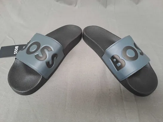 PAIR OF BOSS SLIDERS IN BLACK/GREY EU SIZE 43