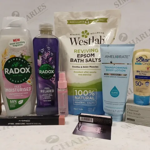 BOX OF APPROX 10 ASSORTED BEAUTY PRODUCTS TO INCLUDE RADOX BATH SOAK, AMELIORATE BODY LOTION, LUMIN CHARCOAL FACE SCRUB, ETC 