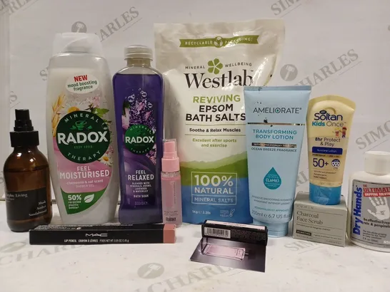 BOX OF APPROX 10 ASSORTED BEAUTY PRODUCTS TO INCLUDE RADOX BATH SOAK, AMELIORATE BODY LOTION, LUMIN CHARCOAL FACE SCRUB, ETC 