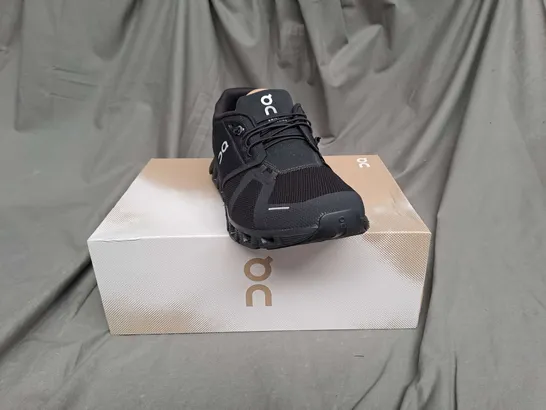 BOXED PAIR OF CLOUD 5 TRAINERS IN BLACK SIZE 10