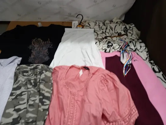 LARGE QUANTITY OF ASSORTED CLOTHING ITEMS 