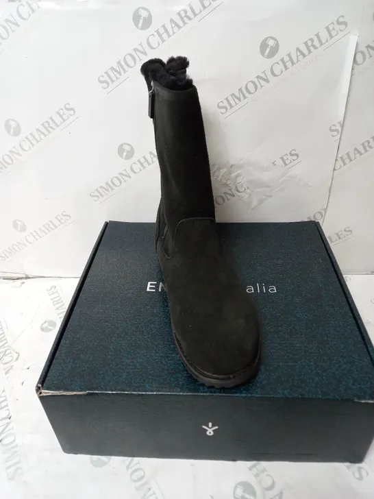 BOXED PAIR OF EMU AUSTRAILIA ELECTRA BLACK BOOTS - SIZE 7