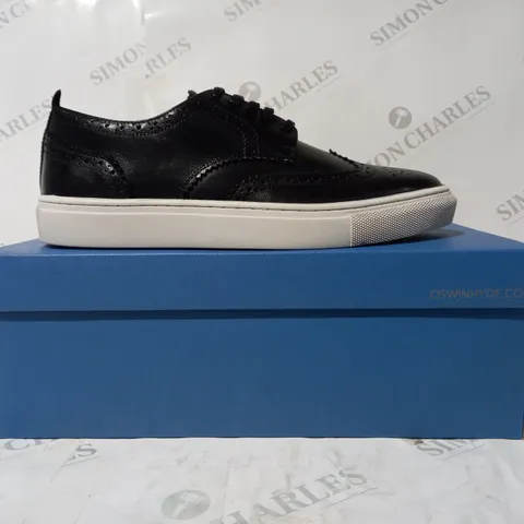 BOXED PAIR OF OSWIN HYDE SHOES IN BLACK UK SIZE 8