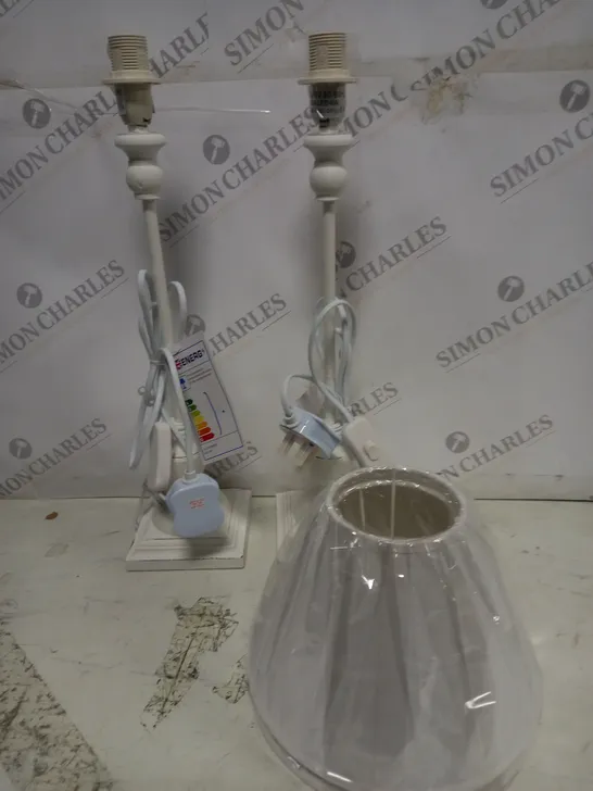 PAIR OF WHITE PAINTED TABLE LAMPS