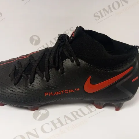 BOXED NIKE PHANTOM FOOTBALL BOOTS SIZE 7.5