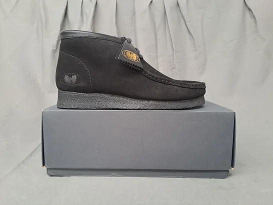 BOXED PAIR OF CLARKS ORIGINALS WALLABEE SHOES IN BLACK UK SIZE 9