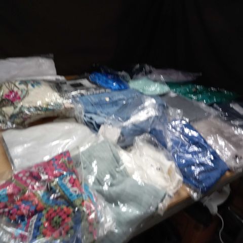 LARGE BOX OF APPROX. 50 ASSORTED BAGGED CLOTHING ITEMS TO INCLUDE: ASOS & NEW LOOK IN VARIOUS SIZES