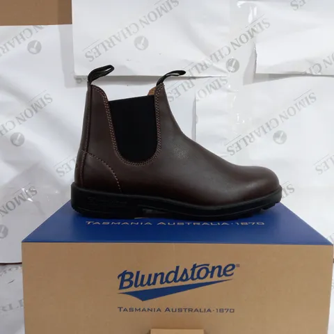 PAIR OF BLUNDSTONE ELASTIC SIDED BOOTS FINISTERRE IN BROWN  - UK SIZE 10