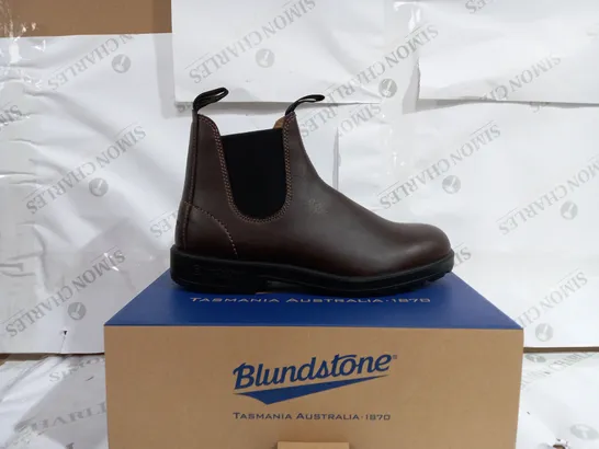 PAIR OF BLUNDSTONE ELASTIC SIDED BOOTS FINISTERRE IN BROWN  - UK SIZE 10