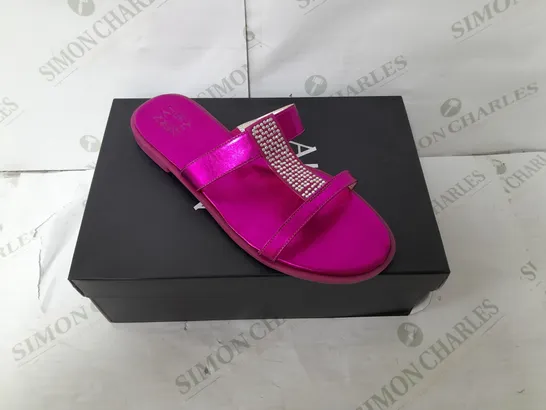 NATURALIZER RHINESTONE DETAIL STRAP SANDAL IN HOT PINK SIZE 7