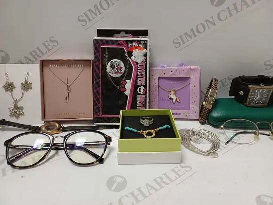 LOT OF APPROX 20 ASSORTED ITEMS OF JEWELLERY TO INCLUDE NECKLACES, BRACELETS, RINGS, ETC 