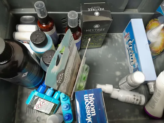 BOX OF APPROXIMATELY 14 ASSORTED ITEMS TO INCLUDE - IRON CLEANER , MILTON STERILISING FLUID , CLOTHES DOCTOR KNITWEAR MIST ETC