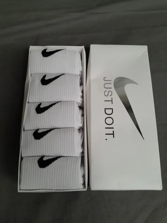 NIKE SET OF 5 SOCKS IN WHITE